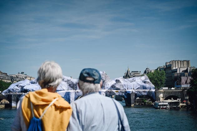 La Caverne du Pont, a temporary monumental work of art on the Pont Neuf signed by the artist JR La Caverne du Pont, une oeuvre dart monumentale éphémère sur le Pont Neuf signée de lartiste JR Public sur le Pont des Arts venu observer loeuvre 456656 2026 05 22 sans perso  Copyright: xBarbaraxNeymanx xStarfacex STAR_456656_009