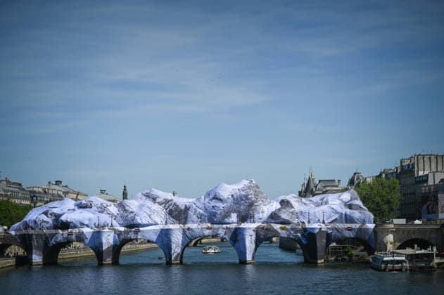 La Caverne du Pont, a temporary monumental work of art on the Pont Neuf signed by the artist JR La Caverne du Pont, une oeuvre dart monumentale éphémère sur le Pont Neuf signée de lartiste JR 456656 2026 05 22 sans perso  Copyright: xBarbaraxNeymanx xStarfacex STAR_456656_012