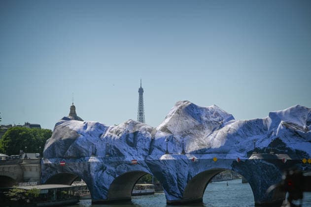 La Caverne du Pont, a temporary monumental work of art on the Pont Neuf signed by the artist JR La Caverne du Pont, une oeuvre dart monumentale éphémère sur le Pont Neuf signée de lartiste JR 456656 2026 05 22 sans perso  Copyright: xBarbaraxNeymanx xStarfacex STAR_456656_049