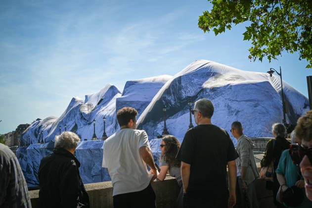 La Caverne du Pont, a temporary monumental work of art on the Pont Neuf signed by the artist JR La Caverne du Pont, une oeuvre dart monumentale éphémère sur le Pont Neuf signée de lartiste JR 456656 2026 05 22 sans perso  Copyright: xBarbaraxNeymanx xStarfacex STAR_456656_054