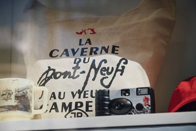 La Caverne du Pont, a temporary monumental work of art on the Pont Neuf signed by the artist JR La Caverne du Pont, une oeuvre dart monumentale éphémère sur le Pont Neuf signée de lartiste JR Merchandising and merchandising available at La Samaritaine 456656 2026 05 22 sans perso  Copyright: xBarbaraxNeymanx xStarfacex STAR_456656_067