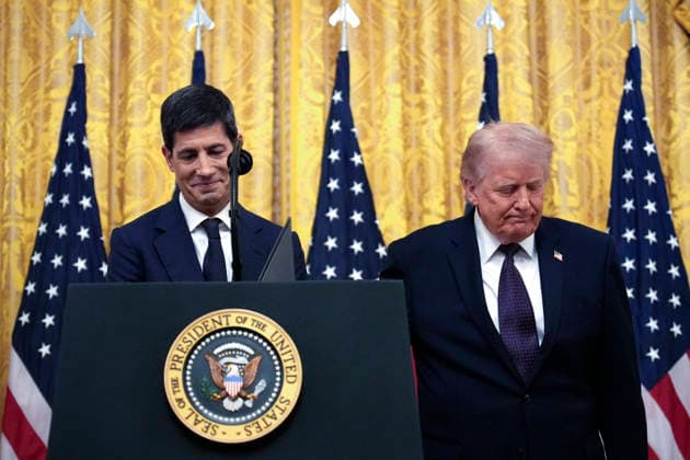 May 22, 2026, Washington, District Of Columbia, USA: Kevin Warsh, Chair of the Board of Governors of the Federal Reserve System prepares to make remarks after taking the oath of office during a swearing-In ceremony in the East Room of the White House in Washington on May 22, 2026. Looking on at right is United States President Donald J Trump Washington USA - ZUMAs152 20260522_faa_s152_050 Copyright: xYurixGripasx-xPoolxviaxCNPx