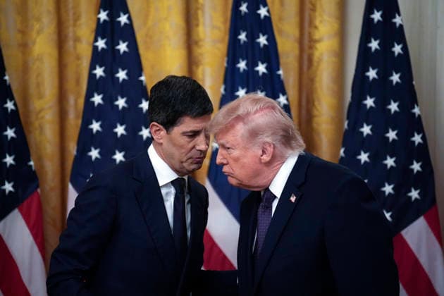 May 22, 2026, Washington, Dc, USA: US President Donald Trump chats with Kevin Warsh during his swearing-In ceremony as the new Chairman of the Federal Reserve in the East Room of the White House in Washington on May 22, 2026. ABACAPRESS.COM Washington USA - ZUMAs152 20260522_faa_s152_039 Copyright: xYurixGripasx