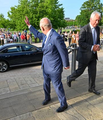 HRH King Charles III arrives at the Royal Shakespeare Theatre to attend the Royal Shakespeare Company™s (RSC) performance of ˜The Tempest™, staring Sir Kenneth Branagh. The Royal Shakespeare Theatre, Waterside, Stratford-upon-Avon HRH King Charles III arrives at the Royal Shakespeare Theatre to attend the Royal Shakespeare Company™s (RSC) performance of ˜The Tempest™, staring Sir Kenneth Branagh. The Royal Shakespeare Theatre, Waterside, Stratford-upon-Avon, Credit:Jules Annan Avalon England  Copyright: xJulesxAnnanx xAvalonx 1104228417