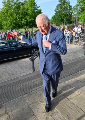 HRH King Charles III arrives at the Royal Shakespeare Theatre to attend the Royal Shakespeare Company™s (RSC) performance of ˜The Tempest™, staring Sir Kenneth Branagh. The Royal Shakespeare Theatre, Waterside, Stratford-upon-Avon HRH King Charles III arrives at the Royal Shakespeare Theatre to attend the Royal Shakespeare Company™s (RSC) performance of ˜The Tempest™, staring Sir Kenneth Branagh. The Royal Shakespeare Theatre, Waterside, Stratford-upon-Avon, Credit:Jules Annan Avalon England  Copyright: xJulesxAnnanx xAvalonx 1104228455