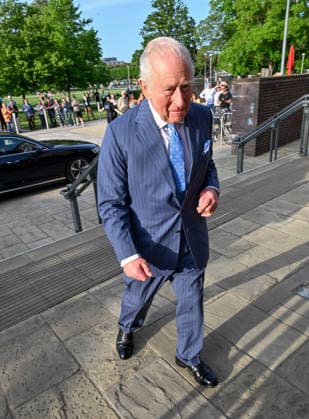 HRH King Charles III arrives at the Royal Shakespeare Theatre to attend the Royal Shakespeare Company™s (RSC) performance of ˜The Tempest™, staring Sir Kenneth Branagh. The Royal Shakespeare Theatre, Waterside, Stratford-upon-Avon HRH King Charles III arrives at the Royal Shakespeare Theatre to attend the Royal Shakespeare Company™s (RSC) performance of ˜The Tempest™, staring Sir Kenneth Branagh. The Royal Shakespeare Theatre, Waterside, Stratford-upon-Avon, Credit:Jules Annan Avalon England  Copyright: xJulesxAnnanx xAvalonx 1104228508
