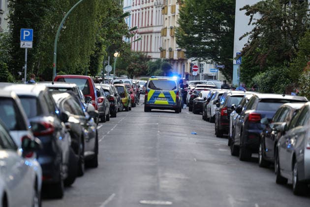 Polizei gibt Schuss ab Messer bei Auseinandersetzung LKA übernimmt Ermittlungen Am 22.05.2026 gab die Polizei gegen 18:10 Uhr in einer Wohnung in der Zeißelstraße im Frankfurter Nordend mindestens einen Schuss ab. Zuvor war es dort zu einer Auseinandersetzung gekommen, bei der laut einem Polizeisprecher mindestens ein Messer im Spiel war. Ob es Verletzte gab, war zunächst unklar. Das Landeskriminalamt übernahm die weiteren Ermittlungen. Der Tatortbereich war weiträumig abgesperrt, die Kriminalpolizei war vor Ort im Einsatz. Frankfurt am Main Nordend Hessen Deutschland *** Police fire knife during altercation LKA takes over investigation On 22 May 2026, police fired at least one shot at around 6.10 pm in an apartment in Zeißels