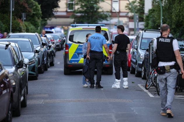 Polizei gibt Schuss ab Messer bei Auseinandersetzung LKA übernimmt Ermittlungen Am 22.05.2026 gab die Polizei gegen 18:10 Uhr in einer Wohnung in der Zeißelstraße im Frankfurter Nordend mindestens einen Schuss ab. Zuvor war es dort zu einer Auseinandersetzung gekommen, bei der laut einem Polizeisprecher mindestens ein Messer im Spiel war. Ob es Verletzte gab, war zunächst unklar. Das Landeskriminalamt übernahm die weiteren Ermittlungen. Der Tatortbereich war weiträumig abgesperrt, die Kriminalpolizei war vor Ort im Einsatz. Frankfurt am Main Nordend Hessen Deutschland *** Police fire knife during altercation LKA takes over investigation On 22 May 2026, police fired at least one shot at around 6.10 pm in an apartment in Zeißels
