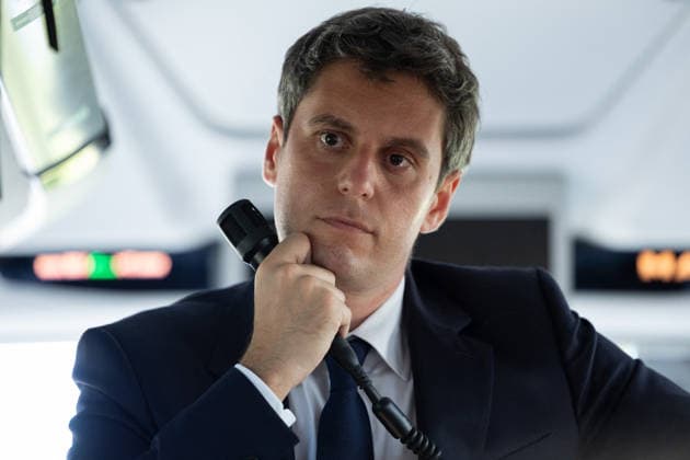 News Bilder des Tages Gabriel Attal anwser journalists questions in a bus - Millau General Secretary of French centrist party Renaissance Gabriel Attal sawer journalist questions about his candidacy to the French presidency, with a microphone in a bus, as he is on his way to visit the Millau viaduct on May 22, 2026. France s former prime minister Gabriel Attal said on May 22, 2026 he was running for president next year. Photo by Raphael Lafargue ABACAPRESS.COM Millau France  Copyright: xLafarguexRaphael ABACAx
