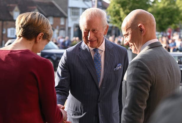 King Charles III Attends A Performance Of The Tempest In Stratford-upon-Avon STRATFORD-UPON-AVON, ENGLAND - MAY 22: King Charles III (C) shakes hands with co-artistic directors Tamara Harvey (L) and Daniel Evans as he arrives for the Royal Shakespeare Company s (RSC) performance of The Tempest at the Royal Shakespeare Theatre on May 22, 2026 in Stratford-upon-Avon, England., Credit:Jeff Spicer PA ROTA - B68 Avalon United Kingdom, England, Stratford-upon-Avon, Royal Shakespeare Theatre  Copyright: xJeffxSpicerx xPAxROTAx-xB68x xAvalonx 1104259156