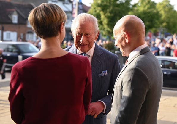 King Charles III Attends A Performance Of The Tempest In Stratford-upon-Avon STRATFORD-UPON-AVON, ENGLAND - MAY 22: King Charles III (C) shakes hands with co-artistic directors Tamara Harvey (L) and Daniel Evans as he arrives for the Royal Shakespeare Company s (RSC) performance of The Tempest at the Royal Shakespeare Theatre on May 22, 2026 in Stratford-upon-Avon, England., Credit:Jeff Spicer PA ROTA - B68 Avalon United Kingdom, England, Stratford-upon-Avon, Royal Shakespeare Theatre  Copyright: xJeffxSpicerx xPAxROTAx-xB68x xAvalonx 1104259204