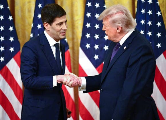 May 22, 2026, Washington, District Of Columbia, USA: United States President Donald J Trump, right, shakes hands with Kevin Warsh, Chair of the Board of Governors of the Federal Reserve System, left, as they participates in the swearing-in ceremony for Warsh in the East Room of the White House in Washington, DC, USA, on Friday, May 22, 2026 Washington USA - ZUMAs152 20260522_faa_s152_022 Copyright: xKylexMazzax-xNUFxxviaxCNPx