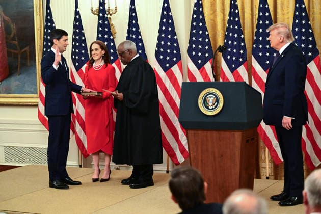 May 22, 2026, Washington, District Of Columbia, USA: United States President Donald J Trump looks on as Associate Justice of the Supreme Court Clarence Thomas, left, administers the oath of office during the swearing-in ceremony for Kevin Warsh, Chair of the Board of Governors of the Federal Reserve System, in the East Room of the White House in Washington, DC, USA, on Friday, May 22, 2026. Looking on from center is Warsh™s wife, Jane Lauder Washington USA - ZUMAs152 20260522_faa_s152_023 Copyright: xKylexMazzax-xNUFxxviaxCNPx