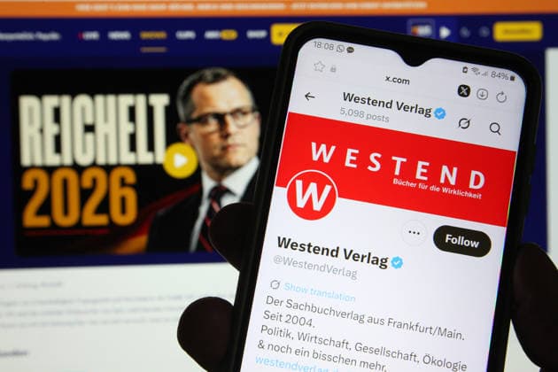 Auf einem Smartphone wurde der X-Account vom Westend Verlag aufgerufen. Dahinter wurde auf einem Laptop das Onlinemedium Nius geöffnet. In einem offenen Brief haben 32 Autoren ihren Rückzug aus dem Westend Verlag angekündigt. Sie werfen dem Verlag eine Nähe zum Rechtspopulismus vor. Anlass ist das Erscheinen des von Nius-Chefredakteur Julian Reichelt und seiner Kollegin Pauline Voss herausgegebenen Bandes Links – Deutsch Deutsch – Links im Westend Verlag. Symbolbild Symbolfoto. Schnelsen Hamburg *** The X account of Westend Verlag was accessed on a smartphone Behind it, the online medium Nius was opened on a laptop In an open letter, 32 authors have announced their withdrawal from Westend Verlag They accuse the publishing house of bei