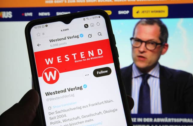 Auf einem Smartphone wurde der X-Account vom Westend Verlag aufgerufen. Dahinter wurde auf einem Laptop das Onlinemedium Nius geöffnet. In einem offenen Brief haben 32 Autoren ihren Rückzug aus dem Westend Verlag angekündigt. Sie werfen dem Verlag eine Nähe zum Rechtspopulismus vor. Anlass ist das Erscheinen des von Nius-Chefredakteur Julian Reichelt und seiner Kollegin Pauline Voss herausgegebenen Bandes Links – Deutsch Deutsch – Links im Westend Verlag. Symbolbild Symbolfoto. Schnelsen Hamburg *** The X account of Westend Verlag was accessed on a smartphone Behind it, the online medium Nius was opened on a laptop In an open letter, 32 authors have announced their withdrawal from Westend Verlag They accuse the publishing house of bei
