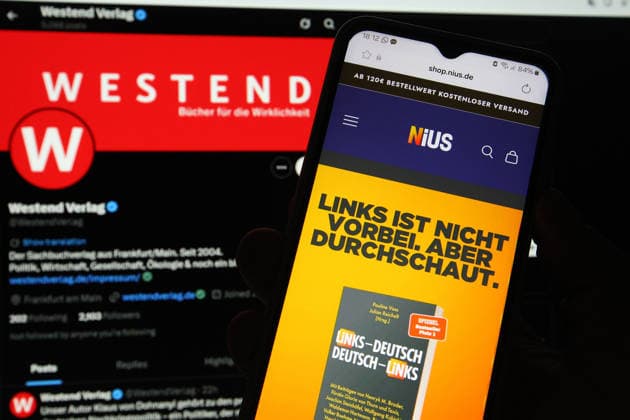 Auf einem Laptop wurde der X-Account vom Westend Verlag aufgerufen. Davor wurde auf einem Smartphone das Onlinemedium Nius geöffnet. In einem offenen Brief haben 32 Autoren ihren Rückzug aus dem Westend Verlag angekündigt. Sie werfen dem Verlag eine Nähe zum Rechtspopulismus vor. Anlass ist das Erscheinen des von Nius-Chefredakteur Julian Reichelt und seiner Kollegin Pauline Voss herausgegebenen Bandes Links – Deutsch Deutsch – Links im Westend Verlag. Symbolbild Symbolfoto. Schnelsen Hamburg *** The X account of Westend Verlag was accessed on a laptop Before that, the online medium Nius was opened on a smartphone In an open letter, 32 authors announced their withdrawal from Westend Verlag They accuse the publishing house of being clo
