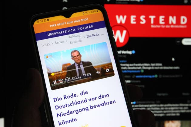 Auf einem Laptop wurde der X-Account vom Westend Verlag aufgerufen. Davor wurde auf einem Smartphone das Onlinemedium Nius geöffnet. In einem offenen Brief haben 32 Autoren ihren Rückzug aus dem Westend Verlag angekündigt. Sie werfen dem Verlag eine Nähe zum Rechtspopulismus vor. Anlass ist das Erscheinen des von Nius-Chefredakteur Julian Reichelt und seiner Kollegin Pauline Voss herausgegebenen Bandes Links – Deutsch Deutsch – Links im Westend Verlag. Symbolbild Symbolfoto. Schnelsen Hamburg *** The X account of Westend Verlag was accessed on a laptop Before that, the online medium Nius was opened on a smartphone In an open letter, 32 authors announced their withdrawal from Westend Verlag They accuse the publishing house of being clo