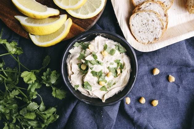 Köstlicher Hummus auf dem Tisch Delicious hummus on the table Copyright: imageBROKER YekoxPhotoxStudio ibxiqx17706547.jpg ,model released, Symbolfoto ,property released