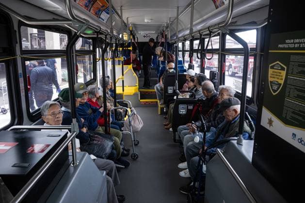 Evacuation due to the hazardous chemical leak in Garden Grove GARDEN GROVE, UNITED STATES - MAY 22: Orange County Fire Authority evacuate the Beach Terrace Senior community due to the hazardous chemical leak at an aerospace company along Western Ave and Beach Boulevard in Garden Grove, California, United States on May 22, 2026. Jon Putman Anadolu Garden Grove United States. Editorial use only. Please get in touch for any other usage.  Copyright: x2026xAnadoluxJonxPutmanx