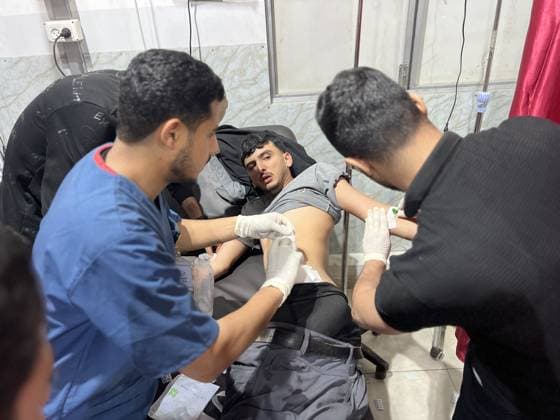 Israeli army continues attacking Gaza despite ceasefire NUSEIRAT CAMP, GAZA, PALESTINE - MAY 22: Injured Palestinian civilians receive medical treatment at Al-Awda Hospital following heavy Israeli military strikes targeting the Nuseirat and Bureij camps in the central Gaza Strip, Palestine on May 23, 2026. Hassan Jedi Anadolu Gaza City Gaza. Editorial use only. Please get in touch for any other usage.  Copyright: x2026xAnadoluxHassanxJedix