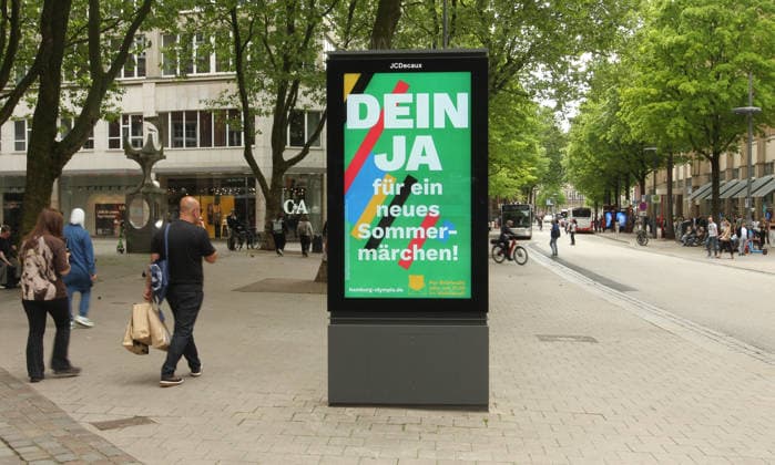 Die Stadt Hamburg wirbt auf einer Werbetafel von JCDecaux in der Mönckebergstraße für Ja-Stimmen beim Bürgerschaftsreferendum am 31. Mai, in dem über eine Bewerbung der Hansestadt für die Austragung von Olympischen Spielen und Paralympics abgestimmt wird. Altstadt Hamburg *** The city of Hamburg advertises on a JCDecaux billboard in Mönckebergstraße for Yes votes in the referendum on May 31, in which the Hanseatic citys bid to host the Olympic Games and Paralympics will be put to the vote Old Town Hamburg