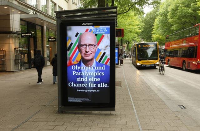 Die Stadt Hamburg wirbt auf einer Werbetafel von JCDecaux in der Mönckebergstraße mit dem Konterfei von Bürgermeister Peter Tschentscher für Ja-Stimmen beim Bürgerschaftsreferendum am 31. Mai, in dem über eine Bewerbung der Hansestadt für die Austragung von Olympischen Spielen und Paralympics abgestimmt wird. Altstadt Hamburg *** The city of Hamburg advertises on a JCDecaux billboard in Mönckebergstraße with the portrait of Mayor Peter Tschentscher for Yes votes in the referendum on May 31, in which the citys bid to host the Olympic Games and Paralympics will be put to the vote Old Town Hamburg
