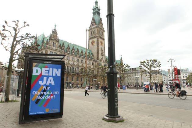Die Stadt Hamburg wirbt auf einer Werbetafel von JCDecaux in der Mönckebergstraße (Im Hintergrund das Rathaus) für Ja-Stimmen beim Bürgerschaftsreferendum am 31. Mai, in dem über eine Bewerbung der Hansestadt für die Austragung von Olympischen Spielen und Paralympics abgestimmt wird. Altstadt Hamburg *** The city of Hamburg advertises on a JCDecaux billboard in Mönckebergstraße In the background, the town hall for Yes votes in the referendum on May 31, in which the Hanseatic citys bid to host the Olympic Games and Paralympics will be put to the vote Old Town Hamburg