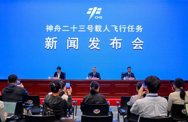 (260523) -- JIUQUAN, May 23, 2026 -- A press conference on the Shenzhou-23 crewed spaceflight mission is held at the Jiuquan Satellite Launch Center in northwest China, May 23, 2026. ) FOCUS China unveils Shenzhou-23 crew for space station mission LianxZhen 