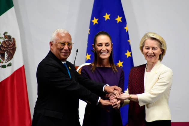 European Council President Antonio Costa, Mexican President Claudia Sheinbaum Pardo and European Commission President Ursula von der Leyen shake hands during a press conference for the signing of the modernized EU-Mexico Global Agreement at the National Palace as part of the 8th EU-Mexico Summit. on May 22, 2026 in Mexico City, Mexico. Mexico City Mexico - ZUMAe321 20260522_zia_e321_009 Copyright: xLuisxBarronx