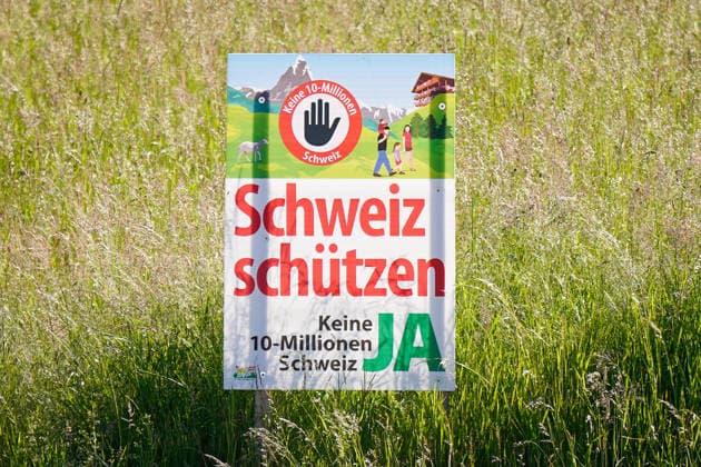 Schweiz, Europa: Politisches Plakat der Schweizerischen Volkspartei SVP gegen Bevölkerungswachstum und Zuwanderung mit dem Slogan Schweiz schützen Keine 10-Millionen-Schweiz JA. Politische Kampagne, Volksabstimmung, Schweizer Politik, Migration, Einwanderung, Neutralität, direkte Demokratie, Wahlkampf, Abstimmungskampf, Bevölkerungspolitik, Nationalkonservative, politische Werbung, Außenwerbung, gesellschaftliche Debatte, Schweiz, Alpenland, Kampagnenplakat, Meinungsbildung, Innenpolitik, SVP, STEINSIEK.CH *** Switzerland, Europe Political poster of the Swiss Peoples Party SVP against population growth and immigration with the slogan Protect Switzerland No 10 million Switzerland YES Political campaign, referendum, Swiss p Copyright: xJOERANxSTEINSIEKx