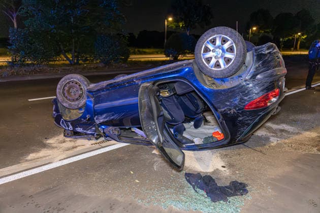 Am 22.05.2026 kam es um 23:30 Uhr auf der L3040 Adam-Opel-Straße bei Rüsselsheim-Königstädten zu einem Verkehrsunfall. Ein Pkw geriet nach ersten Erkenntnissen auf die Gegenspur, überschlug sich und blieb auf dem Dach liegen. Vier Personen wurden lei Bei einem Verkehrsunfall auf der L3040 Adam-Opel-Straße bei Rüsselsheim-Königstädten hat sich am Freitag 22.05.2026 ein PKW gegen Mitternacht überschlagen. Nach ersten Erkenntnissen geriet das Fahrzeug auf die Gegenspur und überschlug sich anschließend. Vier Personen wurden leicht verletzt und zur Behandlung in Kliniken gebracht. Laut Einsatzleiter der Feuerwehr hatten die Insassen das Fahrzeug bereits verlassen, als die Einsatzkräfte eintrafen. Rüsselsheim Königstädten Hessen D