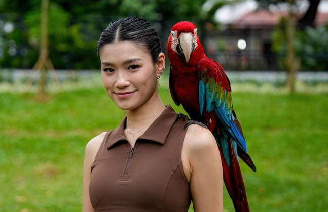 May 23, 2026, South Jakarta, Indonesia: Visitors pose with macaw bird during the launch of the International Animal Photo & Video Competition (IAPVC) 2026 at Taman Bendera Pusaka, Kebayoran Baru South Jakarta Indonesia  - ZUMAm265 20260523_zip_m265_004 Copyright: xAndrixMunazirx