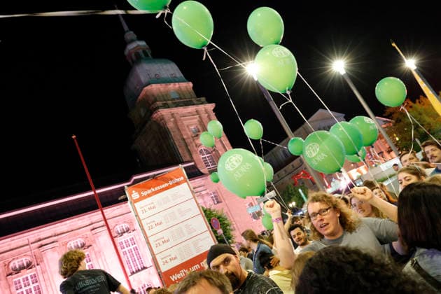 Schlossgrabenfest 2026 22.05.2026 Mehr als 60 Bands auf 3 Bühnen + 12 DJs in der Club-Area an vier Tagen beim Schlossgrabenfest 2026 hier: Tag 2 gesammelte und verknotete Luftballons Darmstadt Hessen Deutschland *** Schlossgrabenfest 2026 22 05 2026 More than 60 bands on 3 stages 12 DJs in the club area over four days at the Schlossgrabenfest 2026 here Day 2 collected and knotted balloons Darmstadt Hesse Germany