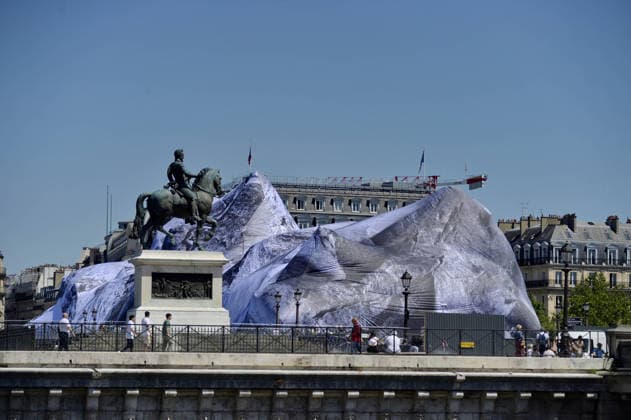 Pont Neuf Cave Unveiled To Parisians - Paris The Pont Neuf cave, JR s ephemeral monumental work measuring 120 meters long and 18 meters high, is unveiled to Parisians, on May 22, 2026, before its official opening on June 6, paying homage to Christo and Jeanne-Claude s 1985 work The Pont Neuf Wrapped and remaining visible until June 28, 2026. Photo by Karim Ait Adjedjou ABACAPRESS.COM Paris France  Copyright: xAitxAdjedjouxKarim ABACAx
