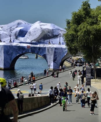 Pont Neuf Cave Unveiled To Parisians - Paris The Pont Neuf cave, JR s ephemeral monumental work measuring 120 meters long and 18 meters high, is unveiled to Parisians, on May 22, 2026, before its official opening on June 6, paying homage to Christo and Jeanne-Claude s 1985 work The Pont Neuf Wrapped and remaining visible until June 28, 2026. Photo by Karim Ait Adjedjou ABACAPRESS.COM Paris France  Copyright: xAitxAdjedjouxKarim ABACAx