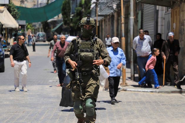 Israeli forces block entrances with iron barriers during settler raid in Hebron HEBRON, PALESTINE - MAY 23: Israeli settlers, under the protection of Israeli forces, raid the Old City area of Hebron in the southern West Bank, Palestine, on May 23, 2026. Blocking entrances and exits with iron barriers during the raid, Israeli forces restricted the movement of Palestinians. Amer Shallodi Anadolu Hebron West Bank. Editorial use only. Please get in touch for any other usage.  Copyright: x2026xAnadoluxAmerxShallodix