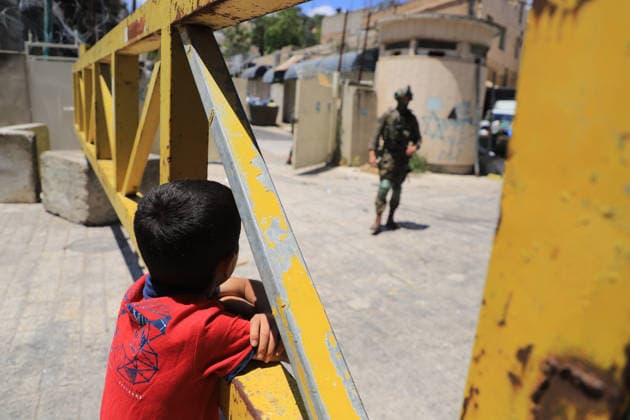 Israeli forces block entrances with iron barriers during settler raid in Hebron HEBRON, PALESTINE - MAY 23: Israeli settlers, under the protection of Israeli forces, raid the Old City area of Hebron in the southern West Bank, Palestine, on May 23, 2026. Blocking entrances and exits with iron barriers during the raid, Israeli forces restricted the movement of Palestinians. Amer Shallodi Anadolu Hebron West Bank. Editorial use only. Please get in touch for any other usage.  Copyright: x2026xAnadoluxAmerxShallodix
