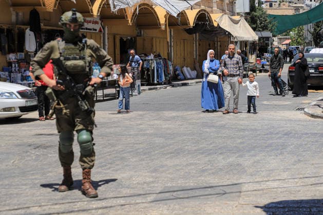 Israeli forces block entrances with iron barriers during settler raid in Hebron HEBRON, PALESTINE - MAY 23: Israeli settlers, under the protection of Israeli forces, raid the Old City area of Hebron in the southern West Bank, Palestine, on May 23, 2026. Blocking entrances and exits with iron barriers during the raid, Israeli forces restricted the movement of Palestinians. Amer Shallodi Anadolu Hebron West Bank. Editorial use only. Please get in touch for any other usage.  Copyright: x2026xAnadoluxAmerxShallodix