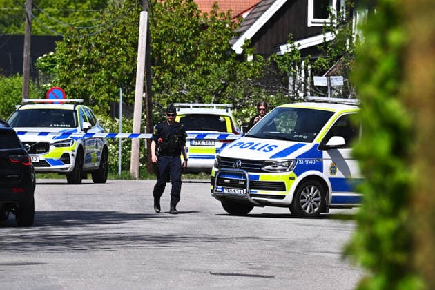 STOCKHOLM, SVERIGE 20260523 Polis pa plats efter att tre personer har skottskadats vid en villa i Älvsjö. Tva personer har lindrigare skador, medan en initialt bedöms vara allvarligare skadad. En misstänkt är gripen och ett arbete pagar för att ta reda pa mer om vad som hänt. STOCKHOLM SVERIGE x10090x *** STOCKHOLM, SWEDEN 20260523 Police on the scene after three people have been shot at a villa in Älvsjö Two people have minor injuries, while one is initially thought to be more seriously injured A suspect has been arrested and work is underway to find out more about what happened STOCKHOLM SWEDEN x10090x  Copyright: xClaudioxBresciani TTx SKOTTLOSSNING ÄLVSJÖ rCwxKAc4CEM