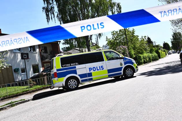 STOCKHOLM, SVERIGE 20260523 Polis pa plats efter att tre personer har skottskadats vid en villa i Älvsjö. Tva personer har lindrigare skador, medan en initialt bedöms vara allvarligare skadad. En misstänkt är gripen och ett arbete pagar för att ta reda pa mer om vad som hänt. STOCKHOLM SVERIGE x10090x *** STOCKHOLM, SWEDEN 20260523 Police on the scene after three people have been shot at a villa in Älvsjö Two people have minor injuries, while one is initially thought to be more seriously injured A suspect has been arrested and work is underway to find out more about what happened STOCKHOLM SWEDEN x10090x  Copyright: xClaudioxBresciani TTx SKOTTLOSSNING ÄLVSJÖ cLcw_8ZB370