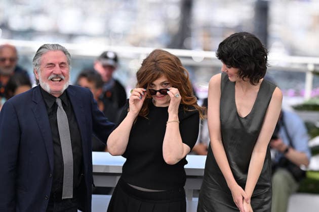 79th Cannes Film Festival: L Objet du delit (Crescendo) photocall CANNES, FRANCE - MAY 23: (L to R) French actor Daniel Auteuil, French director Agnes Jaoui, and French actress Claire Chust pose during a photocall for the film L Objet du delit (Crescendo) at the 79th edition of the Cannes Film Festival in Cannes, France on May 23, 2026. Mustafa Yalcin Anadolu Cannes France. Editorial use only. Please get in touch for any other usage.  Copyright: x2026xAnadoluxMustafaxYalcinx