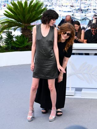 IPA84992894 - Cannes, 79th Cannes Film Festival 2026 - Day 12. Photocall film L Objet Du Delit (Growing Up). Pictured are Agnes Jaoui, Claire Chust  Copyright: xAlbertoxTerenghix xPoolxPhotoxEventsx07x 84992894