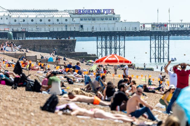 May 23, 2026, Brighton, UK: London, UK. Sun seekers enjoy the hot sun on Brighton Beach, East Sussex today as weather forecasters issue Amber weather warnings for high temperatures this Bank Holiday weekend. The Met Office has predicted a mini heatwave for the May Bank Holiday and school half term with temperatures expected to hit over 32c in London and the South East this week, possibly making it the hottest May on record. Brighton UK  - ZUMAl94_ 20260523_zaf_l94_008 Copyright: xAlexxLentatix