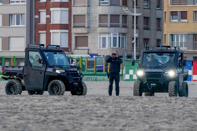 May 23, 2026, Dunkirk, Nord, France: Dunkirk, France. Riot control police (CRS) watch on as migrants board an inflatable boat at the beach at Dunkirk, while attempting to cross the English Channel. More than 200,000 migrants have crossed the Channel in small boats since 2018. Dunkirk France  - ZUMAl94_ 20260523_zaf_l94_021 Copyright: xIoannisxAlexopoulosx