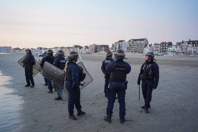 May 23, 2026, Dunkirk, Nord, France: Dunkirk, France. Riot control police (CRS) gather as migrants board an inflatable boat at the beach at Dunkirk, while attempting to cross the English Channel. More than 200,000 migrants have crossed the Channel in small boats since 2018. Dunkirk France  - ZUMAl94_ 20260523_zaf_l94_024 Copyright: xIoannisxAlexopoulosx