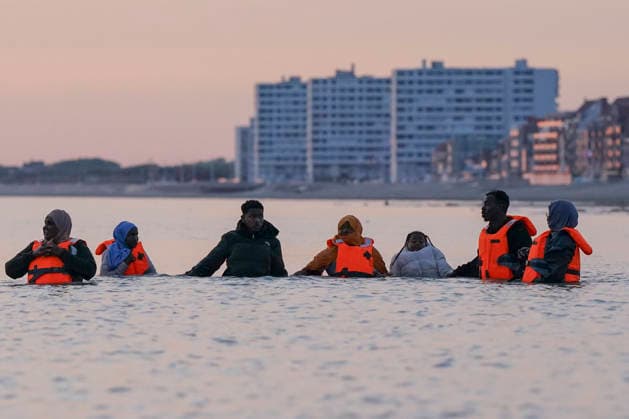 May 23, 2026, Dunkirk, Nord, France: Dunkirk, France. Migrants wait in the sea in the hope of boarding an inflatable boat at the beach at Dunkirk, while attempting to cross the English Channel. More than 200,000 migrants have crossed the Channel in small boats since 2018. Dunkirk France  - ZUMAl94_ 20260523_zaf_l94_027 Copyright: xIoannisxAlexopoulosx