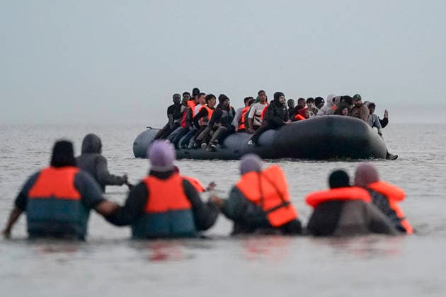 May 23, 2026, Dunkirk, Nord, France: Dunkirk, France. Migrants onboard an inflatable boat at the beach at Dunkirk, attempting to cross the English Channel. More than 200,000 migrants have crossed the Channel in small boats since 2018. Dunkirk France  - ZUMAl94_ 20260523_zaf_l94_037 Copyright: xIoannisxAlexopoulosx