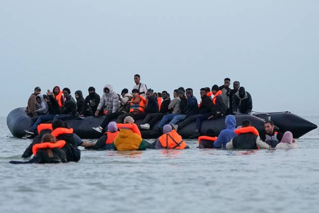 May 23, 2026, Dunkirk, Nord, France: Dunkirk, France. Migrants board an inflatable boat at the beach at Dunkirk, while attempting to cross the English Channel. More than 200,000 migrants have crossed the Channel in small boats since 2018. Dunkirk France  - ZUMAl94_ 20260523_zaf_l94_059 Copyright: xIoannisxAlexopoulosx