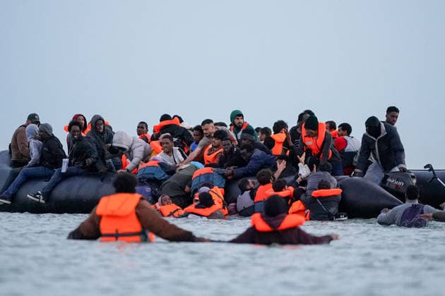 May 23, 2026, Dunkirk, Nord, France: Dunkirk, France. Migrants board an inflatable boat at the beach at Dunkirk, while attempting to cross the English Channel. More than 200,000 migrants have crossed the Channel in small boats since 2018. Dunkirk France  - ZUMAl94_ 20260523_zaf_l94_067 Copyright: xIoannisxAlexopoulosx