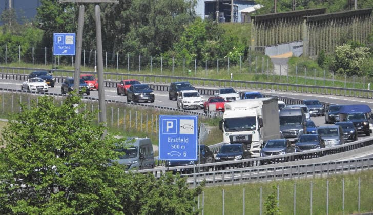 23.05.2026 Schweiz Kanton Uri. Bild. Pfingststau auf der Gotthardautobahn. *** 23 05 2026 Switzerland Canton Uri Image Whitsun traffic jam on the Gotthard highway 